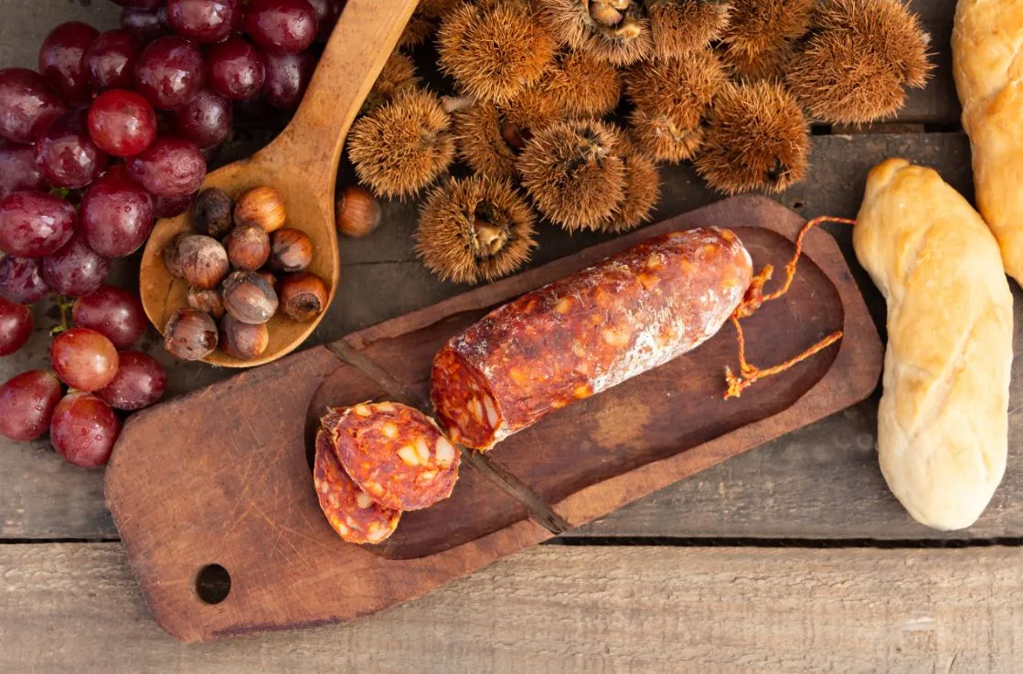 El magosto en Galicia se celebra con castañas y chorizo